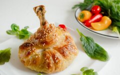 Куриные голени с шампиньонами в рубахе из теста