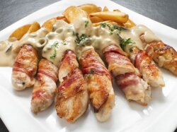 Куриные рулетики с беконом и чесноком на сковороде