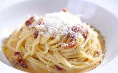 Спагетти карбонара с сыром пекорино и беконом