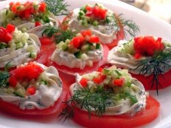Томаты с творожным кремом и овощами