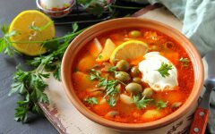 Солянка с копченым мясом и шампиньонами