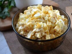 Сырный салат с чесноком и солеными огурцами