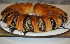 Рулет из слоеного теста с маком и грецкими орехами
