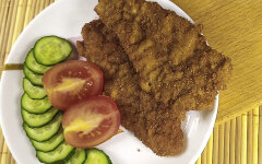 Шницель из свинины на сковороде с овощами