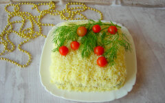 Новогодний слоеный салат с кальмарами, картофелем и оливками