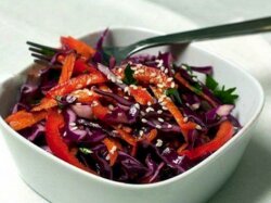 Овощной салат с красной капустой и болгарским перцем