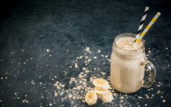 Банановый смузи из овсянки с йогуртом