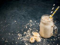 Банановый смузи из овсянки с йогуртом