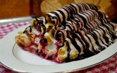 Тортик из блинов с вишневой начинкой