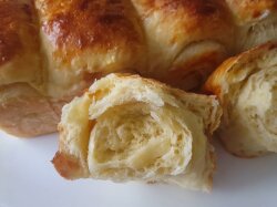 Сдобные дрожжевые булочки с изюмом на апельсиновом соке