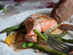 Лосось под апельсиново-имбирным соусом в пергаменте