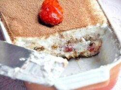 Нежный тирамису с творогом и клубникой