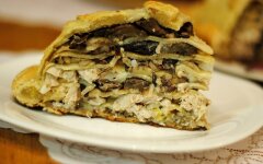 Блинный курник с шампиньонами и рисом
