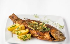 Запеченный карп в лимонном соке с картофелем