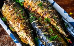 Скумбрия фаршированная помидорами на мангале