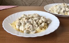 Курица с шампиньонами в сливочном соусе