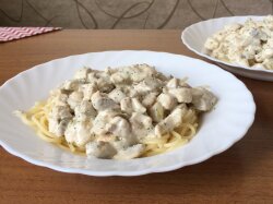 Курица с шампиньонами в сливочном соусе