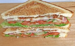 Сэндвичи с ветчиной, сыром и беконом