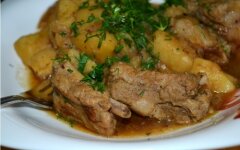 Жаркое с копчеными ребрышками и грибами в мультиварке