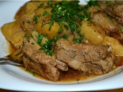 Жаркое с копчеными ребрышками и грибами в мультиварке