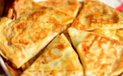 Треугольные блинчики с куриным фаршем