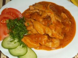 Гуляш из куриного филе с овощами и сметаной