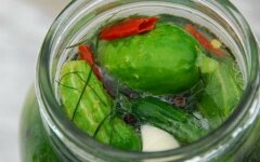 Холодные огурчики с перцем чили