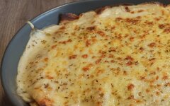 Блинная лазанья с фаршем и соусом бешамель