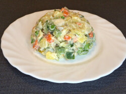 Картофельный салат с болгарским перцем и оливками