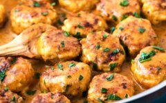 Куриные ежики с карри в сметанном соусе