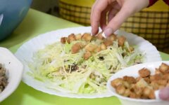 Цезарь с курицей по-украински с пекинской капустой