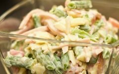 Салат из стручковой фасоли с сыром и ветчиной