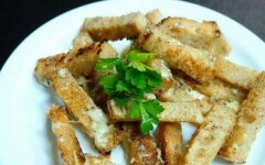 Сырные сухарики из батона с чесноком