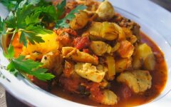 Чахохбили из курицы с картошкой, помидорами и перцем