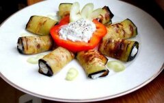 Баклажанные рулетики с рикоттой и чесноком
