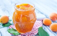Абрикосовое варенье с лимоном и ядрами