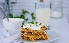 Жареные лисички в сметане с отварным картофелем