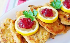 Шницель из свинины по-венски в сухарной панировке
