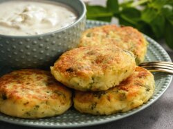 Рыбные котлеты из трески с зеленью в сухарях