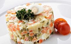 Салат «Столичный» с колбасой и маринованными огурцами