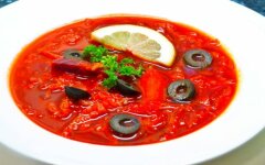 Мясной борщ с перцем и лимоном