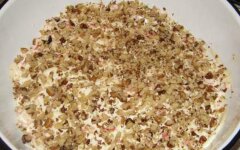 Слоеный «Цезарь» с курицей и грецкими орехами