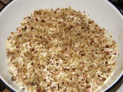 Слоеный «Цезарь» с курицей и грецкими орехами