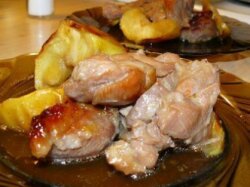 Запеченное с яблоками и сыром филе индейки