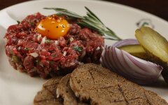Классический тартар из говядины с яйцом