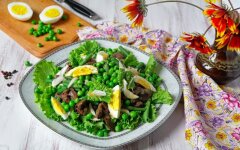 Салат с куриной печенью, горошком и фасолью