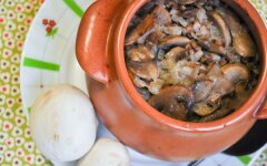 Классическая гречка с грибами в горшочке