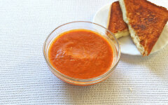 Томатный суп-пюре со сливками и запеченными помидорами