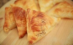 Самса с тыквой и картошкой из слоеного теста