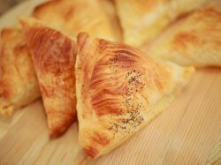 Самса с тыквой и картошкой из слоеного теста